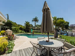 There’s a patio area for outdoor dining