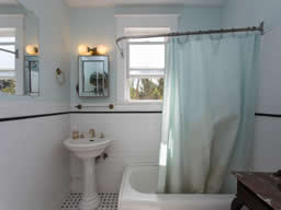 This vintage bath is absolutely charming
