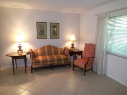 The living room gives space to entertain.